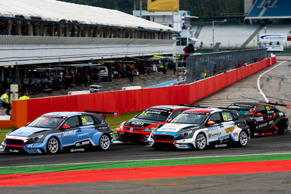 The TCR Europe race on Hockenheimring has changed into the Destruction Derby